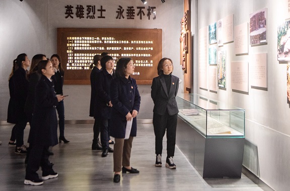 4.15南方公司机关党支部开展“追寻革命先烈 追忆革命历史”主题党日活动2.jpg 4.15南方公司机关党支部开展“追寻革命先烈 追忆革命历史”主题党日活动2.jpg