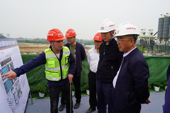 刘勇调研_副本.jpg 刘勇调研_副本.jpg