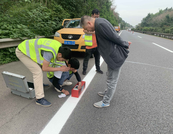 no226-成南公司试点推行双组份高亮标线道路养护技术应用.jpg no226-成南公司试点推行双组份高亮标线道路养护技术应用.jpg