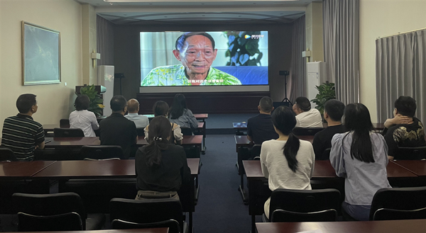 乐西公司组织观看电影《袁隆平》_副本.jpg 乐西公司组织观看电影《袁隆平》_副本.jpg