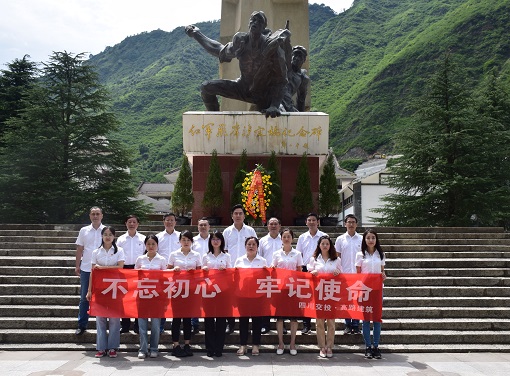高路建筑公司党支部赴泸定开展“不忘初心、牢记使命”革命传统教育.jpg