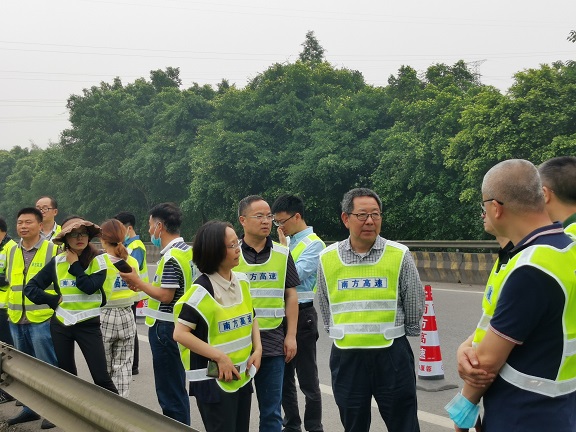 5.20川高公司党委副书记、董事、总经理王孝国到南方公司调研指导渠坝收费站安全保畅及改扩建工作2.jpg 5.20川高公司党委副书记、董事、总经理王孝国到南方公司调研指导渠坝收费站安全保畅及改扩建工作2.jpg