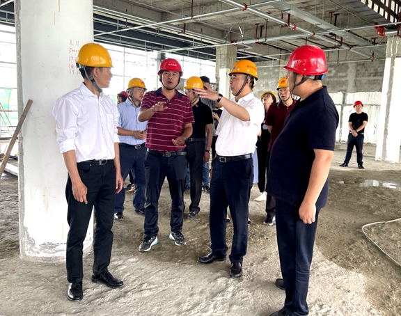 20210611川西公司党委副书记、总经理调研成都绕城高速东服务区提升改造工作 (1)_副本.jpg