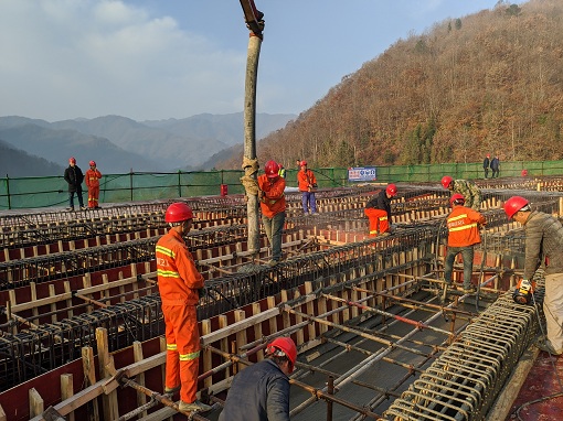 九绵高速LJ23合同段顺利完成首联现浇箱梁混凝土浇筑(1).jpg 九绵高速LJ23合同段顺利完成首联现浇箱梁混凝土浇筑(1).jpg