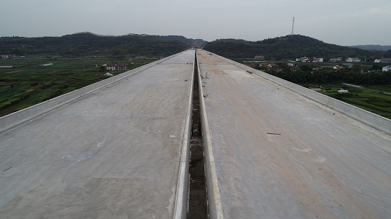 副本2-沱江特大桥引桥左右幅1-6联桥面铺装工序顺利完成.jpg 副本2-沱江特大桥引桥左右幅1-6联桥面铺装工序顺利完成.jpg