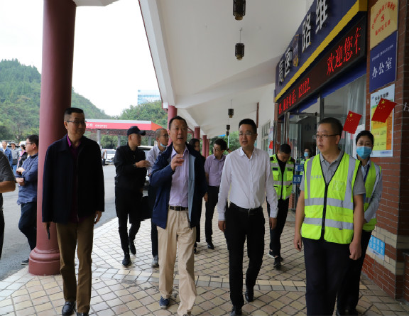 22川高公司党委书记、董事长何刚一行到成南公司开展节前安全营运检查2_meitu_1.jpg 22川高公司党委书记、董事长何刚一行到成南公司开展节前安全营运检查2_meitu_1.jpg