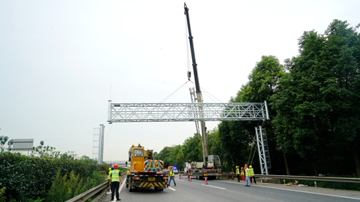 20190723川西公司顺利完成取消省界收费站机电改造工程全省首批ETC门架吊装施工 (2)_副本.jpg