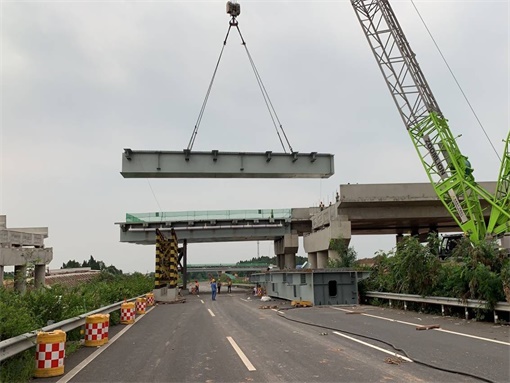1钢箱梁架设施工现场 - 副本.jpg 1钢箱梁架设施工现场 - 副本.jpg