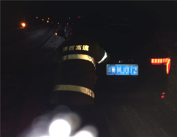 4.队员推行陷入雪里的车辆 1_副本.jpg 4.队员推行陷入雪里的车辆 1_副本.jpg