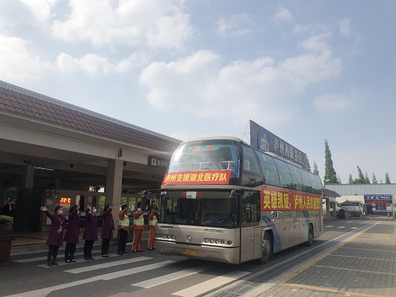 南方公司青年志愿者欢迎泸州援鄂医护人员胜利凯旋1.png