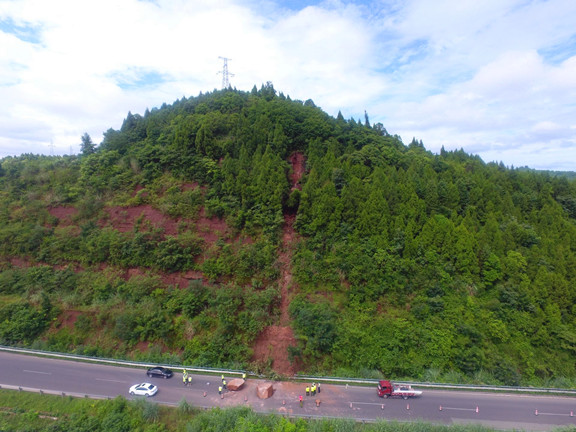 广南高速及时处置山体滑石险情1.jpg 广南高速及时处置山体滑石险情1.jpg