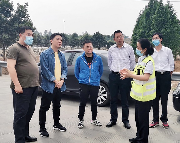 20200501省交通运输厅公路处处长蒋军调研成都绕城高速恢复收费准备工作 (3).jpg