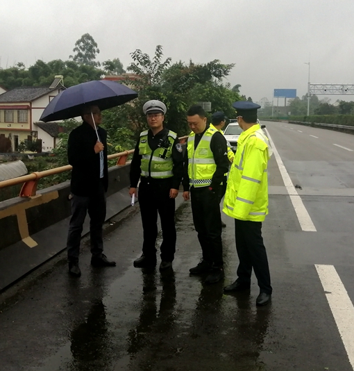 “一路四方”共同开展辖区安全隐患排查.jpg “一路四方”共同开展辖区安全隐患排查.jpg