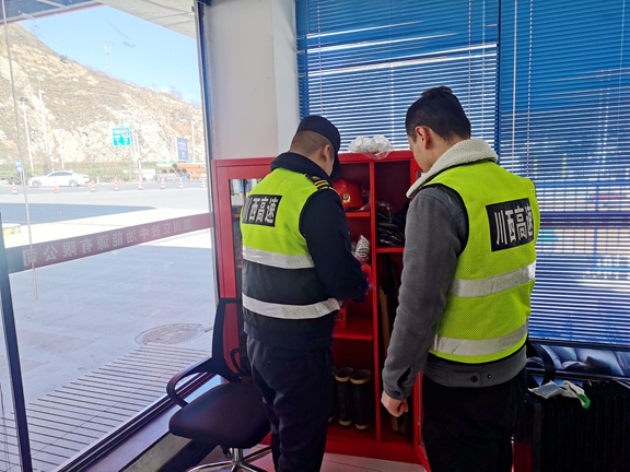 20200125川西公司联合高速执法开展都汶高速火灾安全隐患排查工作 (1)_副本.jpg