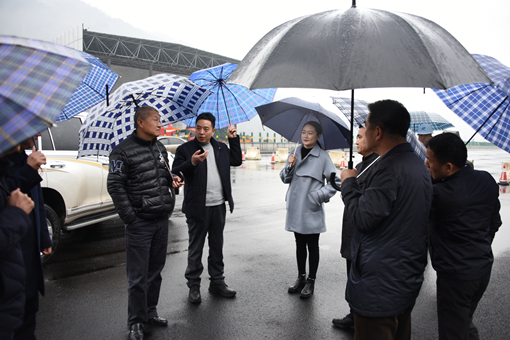 12.12川高公司党委委员、副总经理张洪春陪同集团公司副总经理张志英到巴陕公司调研取消省界收费站工作推进情况 (2)_副本.jpg