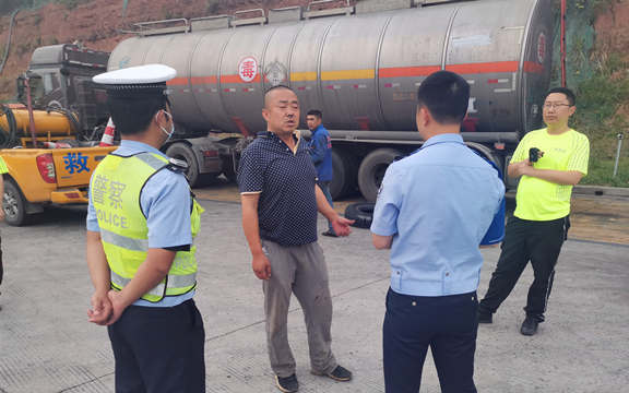 履职尽责 积极应对 化解矛盾 处理纠纷 --广南高速成功处置5·6道路障碍物事故2.jpg 履职尽责 积极应对 化解矛盾 处理纠纷 --广南高速成功处置5·6道路障碍物事故2.jpg