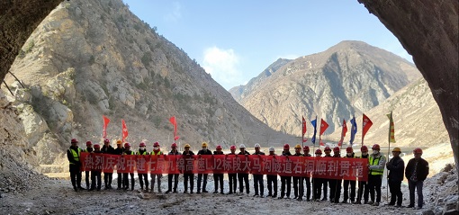 九绵高速九寨段大马沟隧道顺利贯通.jpg 九绵高速九寨段大马沟隧道顺利贯通.jpg