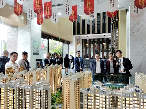 1555464980772792.jpg 2019.04.16川高公司党委副书记、董事但勇检查指导高路房“高庐·御品江城”项目1 - 副本.jpg