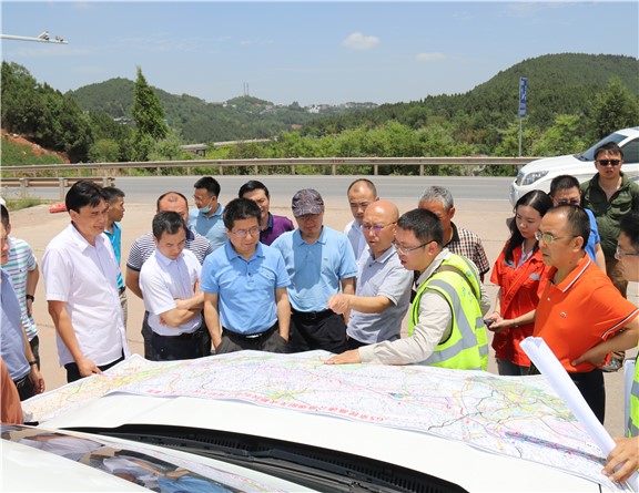 2020.6.9集团公司党委委员、董事李永林实地调研成绵高速公路扩容项目_副本.jpg 2020.6.9集团公司党委委员、董事李永林实地调研成绵高速公路扩容项目_副本.jpg
