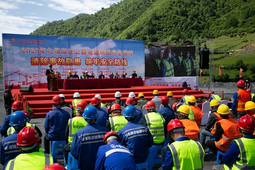 九绵高速公路LJ10合同段开展隧道坍塌应急救援演练.jpg 九绵高速公路LJ10合同段开展隧道坍塌应急救援演练.jpg