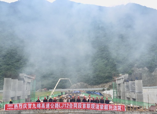 现浇梁浇筑现场01.jpg 现浇梁浇筑现场01.jpg