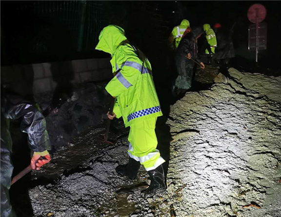 6.11+雅西公司快速处治彝海段水石流险情 3(报川高).jpg