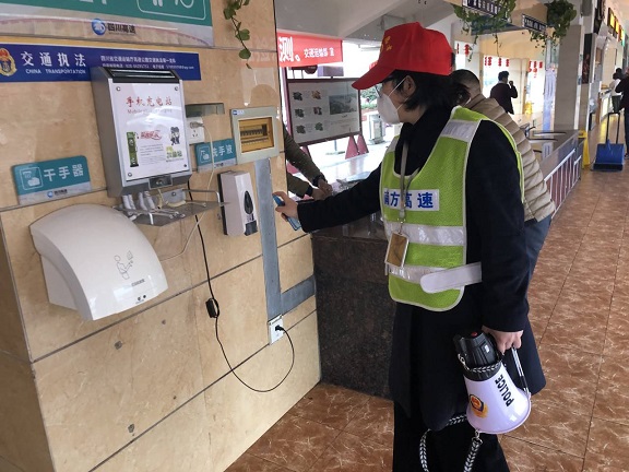 3加强服务区公共区域消毒.jpg 3加强服务区公共区域消毒.jpg