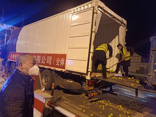 收费人员帮其转运货物.jpg 收费人员帮其转运货物.jpg