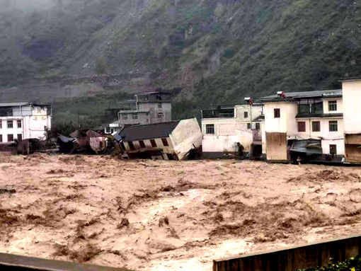 20190820都汶高速映汶段突发山体滑坡泥石流川西公司全力做好灾情勘察和安全保障 (3).jpg