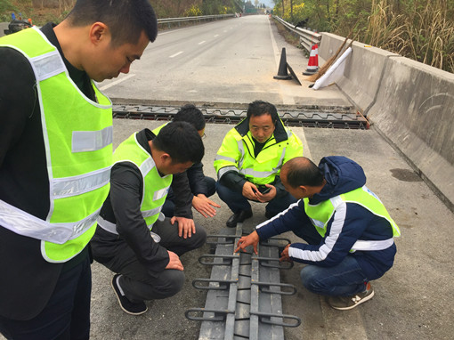 广南高速完成广元段伸缩缝维修更换工作1.jpg 广南高速完成广元段伸缩缝维修更换工作1.jpg