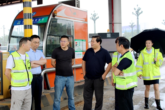 川西公司党委委员、纪委书记黄晟到成都绕城高速检查指导防汛工作 (1)_副本.jpg 川西公司党委委员、纪委书记黄晟到成都绕城高速检查指导防汛工作 (1)_副本.jpg