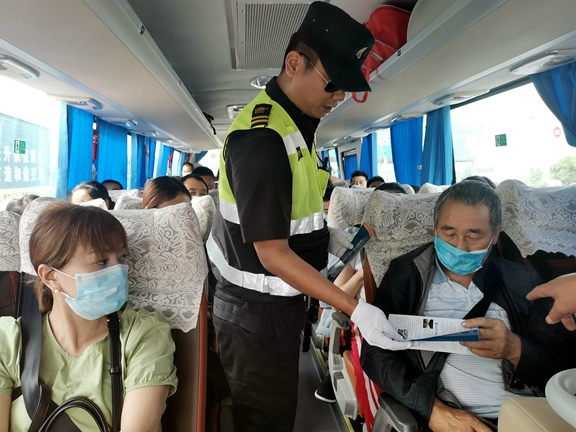 20200610都汶高速联合高速执法开展安全生产月宣传活动 (2)_副本.jpg