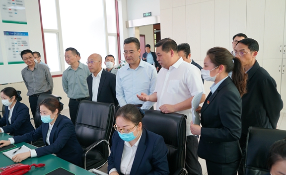 20200428集团公司党委书记、董事长冯文生检查“五一”节前高速公路安全生产和营运保畅工作 (2)_副本.jpg