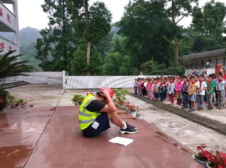 2019.6.19仁沐高速全面开展震后首日各项工作 (2).jpg