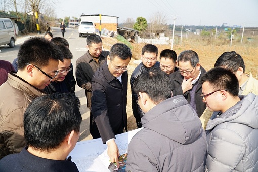 1550811904706671.jpg 2019.2.22省交投集团党委副书记、副董事长、总经理冯文生赴成南高速公路扩容项目调研指导工作2.JPG