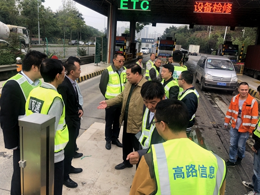 20191018川西公司党委副书记、总经理许金华到成都绕城高速成龙收费站调研ETC改造运行工作1_副本.jpg