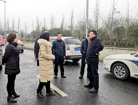 20200105川西公司党委委员、纪委书记黄晟赴成都绕城高速调研指导取消省界收费站工作_副本.jpg 20200105川西公司党委委员、纪委书记黄晟赴成都绕城高速调研指导取消省界收费站工作_副本.jpg