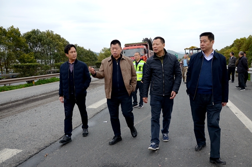 川高公司领导深入绵广高速中修工地调研7_副本.jpg 川高公司领导深入绵广高速中修工地调研7_副本.jpg