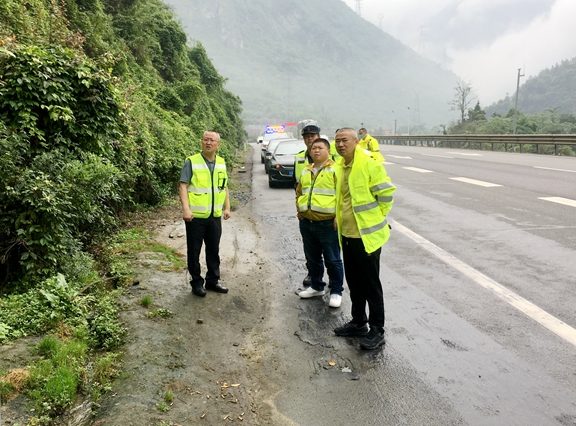 20200507川西公司党委委员、副总经理孙彬赴都汶高速调研督导汛期安全生产工作_副本.jpg 20200507川西公司党委委员、副总经理孙彬赴都汶高速调研督导汛期安全生产工作_副本.jpg
