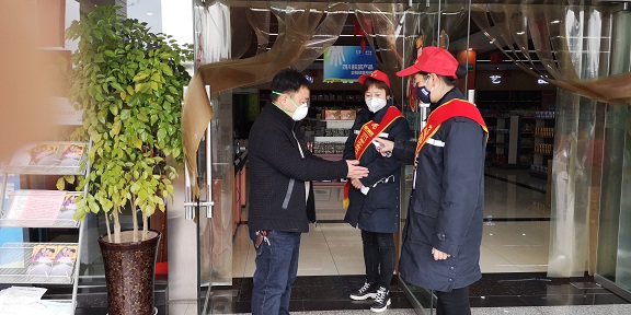 志愿者为返岗农民工手部喷洒酒精.JPG 志愿者为返岗农民工手部喷洒酒精.JPG