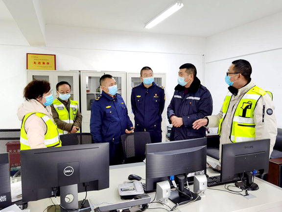 20201215省交通厅高速公路交通执法第四支队副支队长华尔丹到绕西管理处检查指导工作 (2)_副本.png