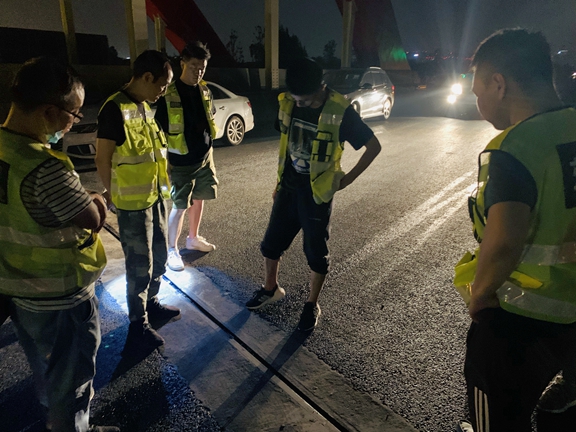 20200604川西公司党委委员、副总经理何雁检查指导成都绕城高速绿舟立交路面施工工作 (2)_副本.jpg