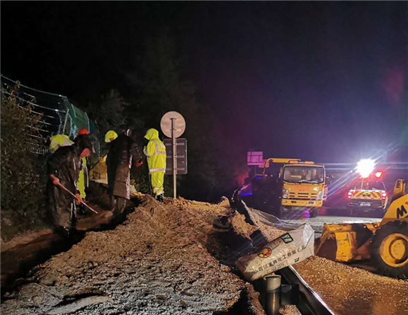 6.11+雅西公司快速处治彝海段水石流险情 1(报川高).jpg