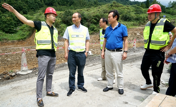 20200722川高公司监事会主席冯兵一行到都汶高速调研指导安全防汛工作 (3)_川高.jpg