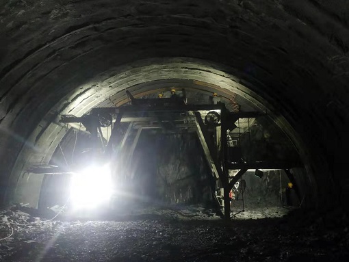 平地螺旋隧道斜井处施工 (2).jpg