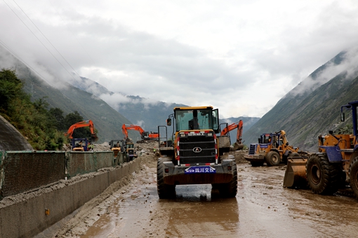 20190820省交投集团党委副书记、总经理冯文生赴都汶高速公路开展抢险救灾工作 (3)_副本.jpg