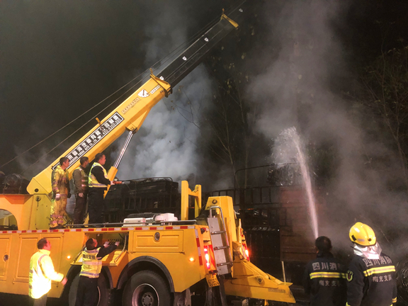 广南公司成功处置货车隧道内自燃事故险情4.jpg 广南公司成功处置货车隧道内自燃事故险情4.jpg