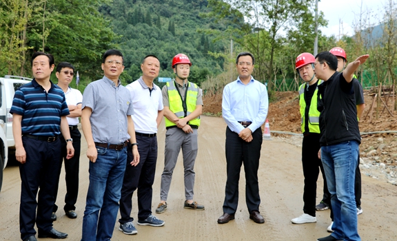 20200911集团公司党委书记、董事长冯文生赴都汶高速调研都汶龙池段车路协同测试场开元棋牌工作 (1)_副本.jpg