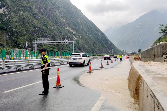 20200812川西公司三项措施保障汛期路段安全 (3)_副本.jpg