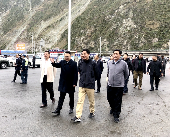 20201013四川省政协副主席钟勉到都汶高速调研交通配套服务设施开元棋牌情况 (2)_副本.jpg 20201013四川省政协副主席钟勉到都汶高速调研交通配套服务设施开元棋牌情况 (2)_副本.jpg